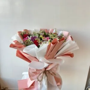 باقة ورد ملون - باقة ألوان الحياة - باقات ورد - باقات ورود طبيعية، باقة ورد جوري، باقة ورد طبيعي، باقة ورد فاخرة، باقة ورد ملون، هاند بوكيه ورد طبيعي - صورة 1 - وردي غير